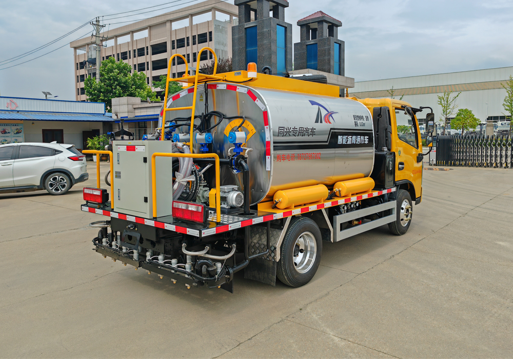 4.5噸東風(fēng)藍牌瀝青灑布車