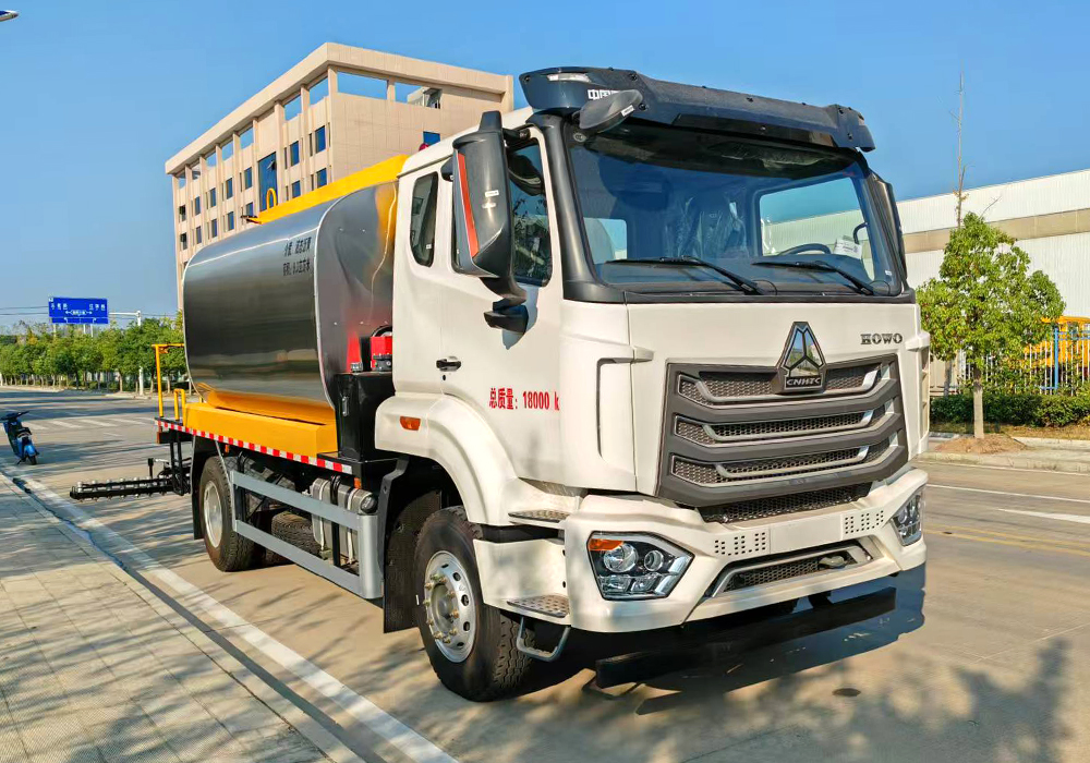 12噸重汽豪沃（全功率）智能瀝青灑布車